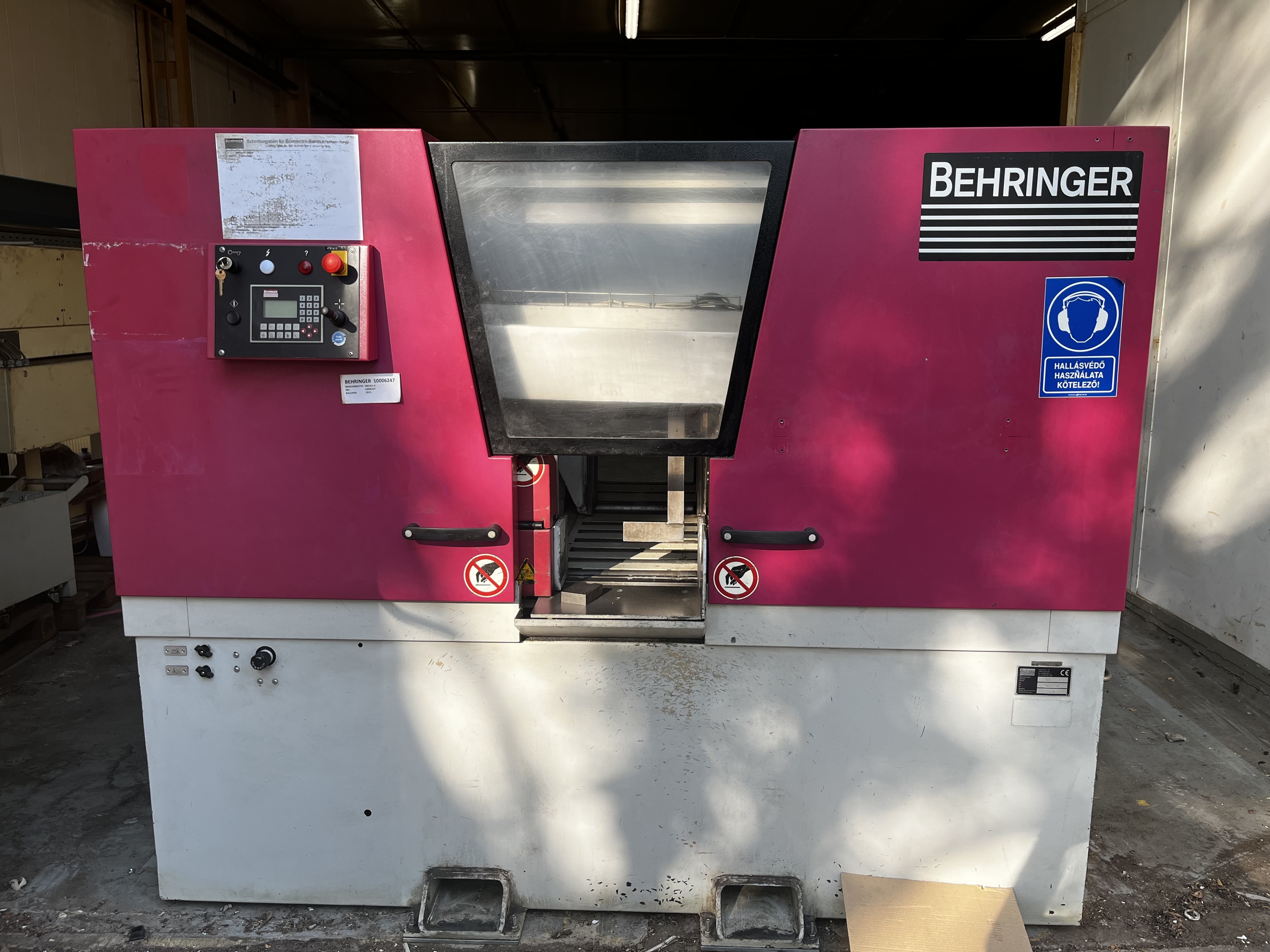 BEHRINGER HBE261A CNC automata szalagfűrész